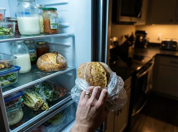 Warum der Kühlschrank dein Brot altern lässt